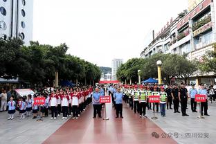 国足新任主帅现身！伊万科维奇观战老东家泰山，郑智等教练组陪同